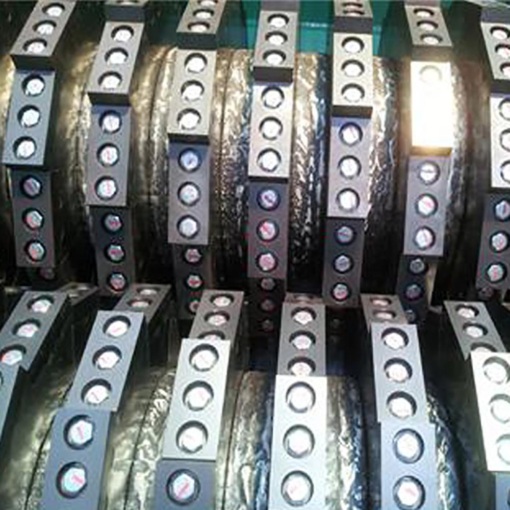 Knife for shredding waste tire